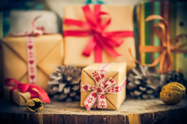 Jultomte julklappar paket kottar träbord — Stockfoto