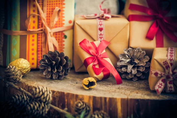 Jultomte julklappar paket kottar träbord — Stockfoto