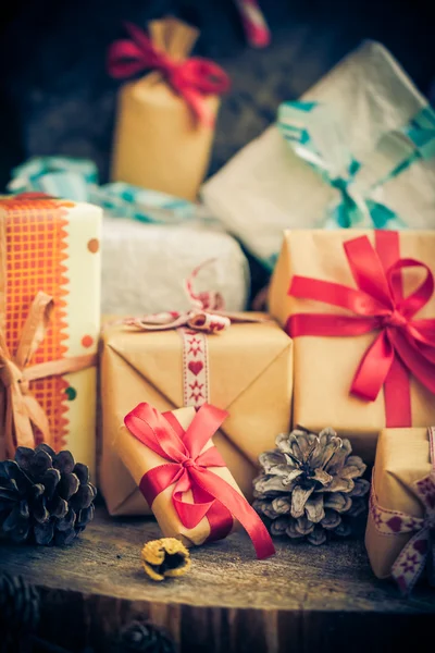 Mikulás karácsonyi ajándék csomagok kúp fából készült asztal — Stock Fotó