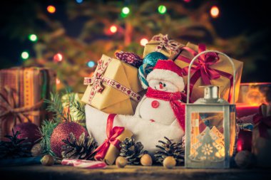 Noel kartı kardan adam hediyeler ağacı ışıkları arka plan süsler