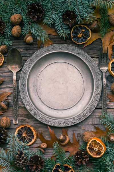 Świąteczny stół płytkę sztućce dekoracje oraz dary natury — Zdjęcie stockowe