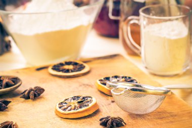 Malzemeyi hazırlık Noel gingerbread mutfak masasında buzlu