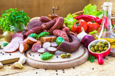 işlenen çeşitli et ürünleri sebzeler