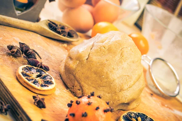 Massa amassada pão de gengibre gelado ingredientes de mesa de cozinha — Fotografia de Stock