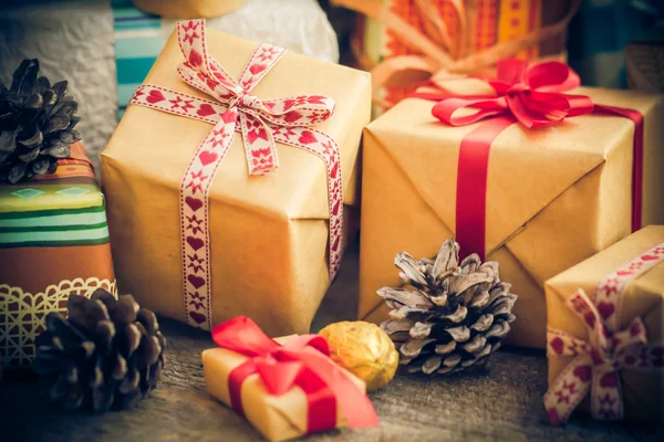 Zeit Weihnachten festliche Geschenke Pakete Tannenzapfen Holztisch — Stockfoto