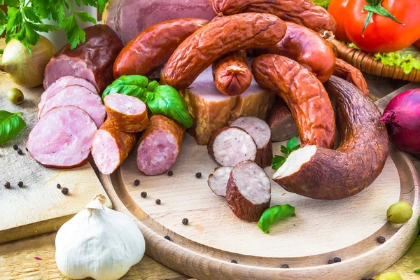 Variedad productos cárnicos transformados verduras — Foto de Stock