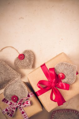 Sevgililer günü hediyeleri dikili kalpler eski kağıt el