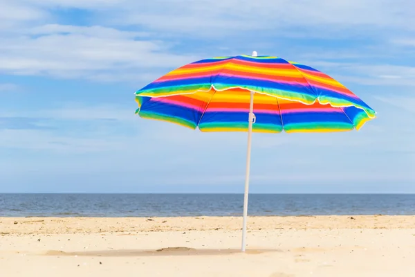 Kleurrijke zonnescherm zonnige strand — Stockfoto