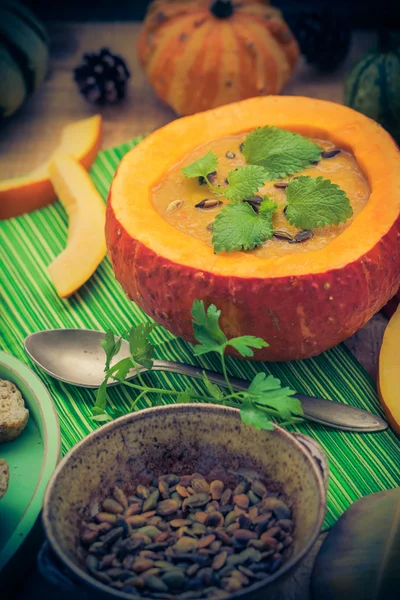 Sopa de calabaza servida con fruta hueca vintage —  Fotos de Stock