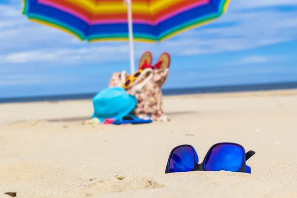 Sunglasses gadgets sunbathers background — Stock Photo, Image