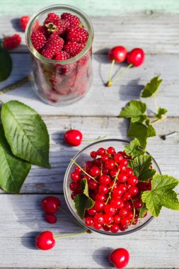 Meyve kiraz kuş üzümü ahşap arka plan