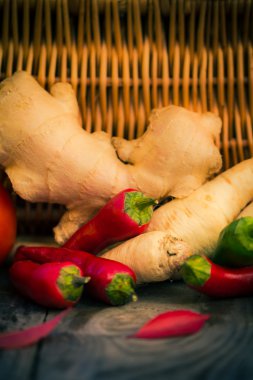Çeşitli sebze mutfak masasının küçük biber