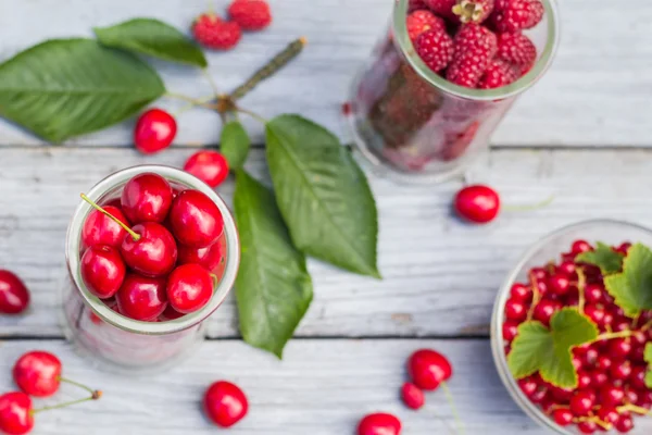 Table de fruits framboises aux cerises fraîchement cueillies — Photo