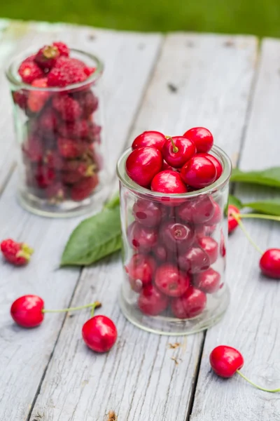 Fruits cherries raspberries wooden table — Stock Photo, Image