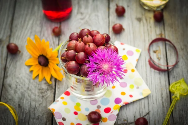 Verão fresco sobremesa fruta groselha espinhosa bebidas coloridas de madeira — Fotografia de Stock