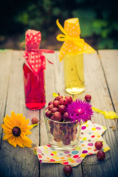 Dessert estivo giardino frutta uva spina bevande colorate — Foto Stock