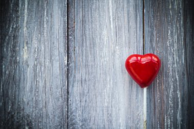 Kırmızı lolipop şekli kalp ahşap arka plan