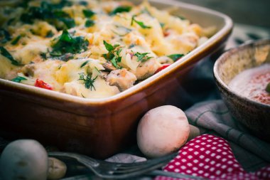 Sıcak yemek pişmiş makarna tavuk mantar