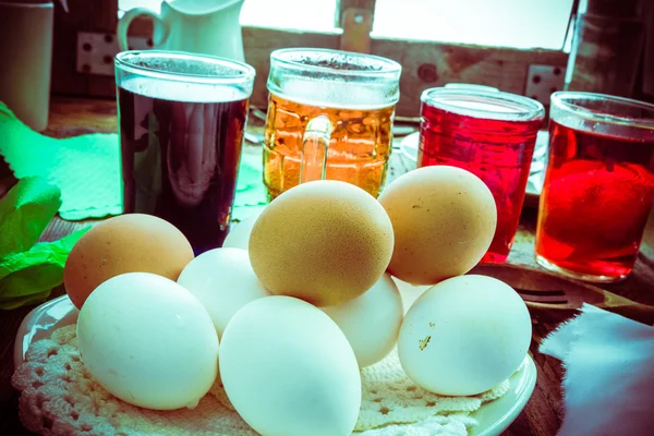 Huevos de colores mesa de madera cabaña rural —  Fotos de Stock