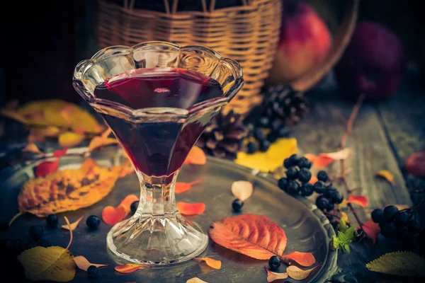 Sonbahar mutfak Kupası tentür chokeberry ahşap masa — Stok fotoğraf