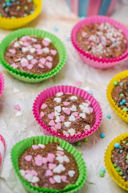 Muffins renkli kalpler tatlı kek seviyorum