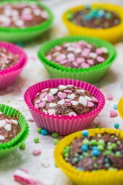 Muffins renkli kalpler tatlı kek seviyorum