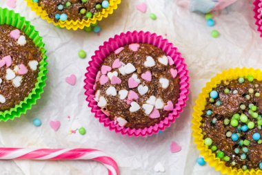 Muffins renkli kalpler tatlı kek seviyorum