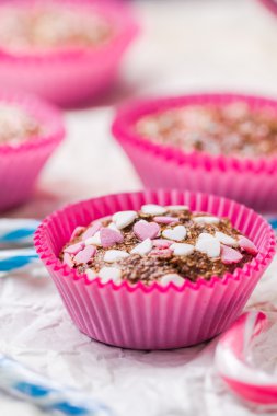 Muffins mutlu Sevgililer günü renkli tatlı kalp pasta