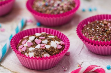 Muffins mutlu Sevgililer günü renkli tatlı kalp pasta