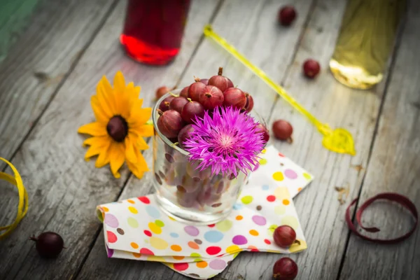 Sommer hölzerne Dessert Früchte Stachelbeere bunte Getränke — Stockfoto