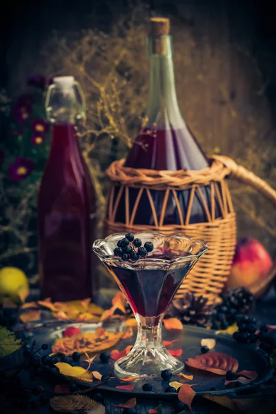 Szkło Nalewka z aronii jesień vintage styl — Zdjęcie stockowe