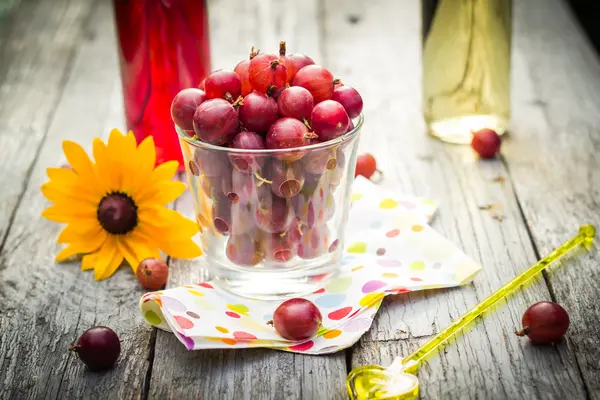 Sommer frisches Dessert Obst Stachelbeere bunte Getränke hölzerne — Stockfoto