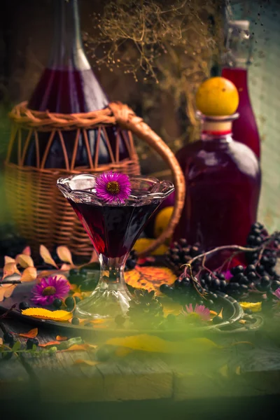 Geschenken herfst keuken zoete aromatische drankje tinctuur-chokeberry — Stockfoto