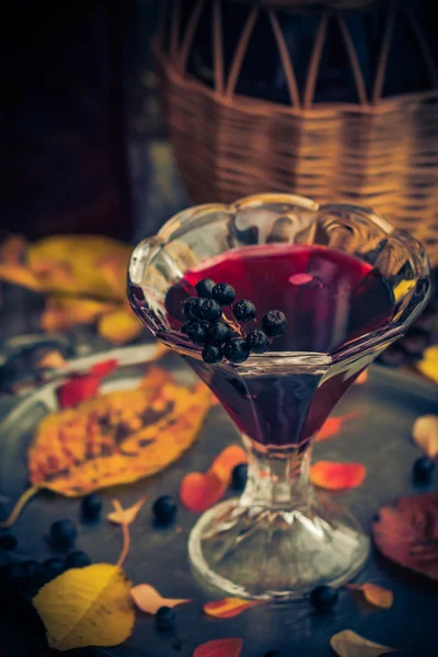 Скляна настойка чорниці осінь вінтажний стиль — стокове фото