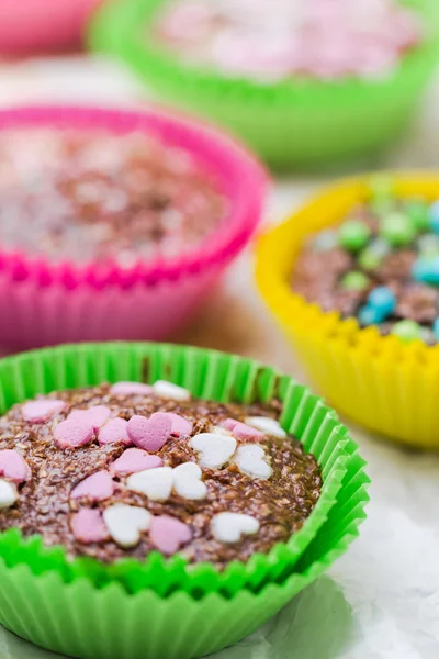 Galletas amantes coloridos muffins corazones —  Fotos de Stock