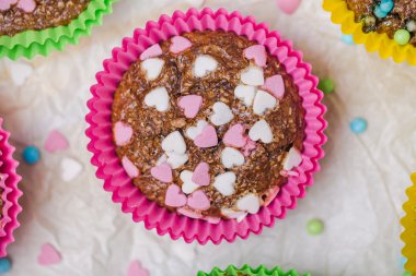 Muffins renkli kalpler tatlı kek seviyorum