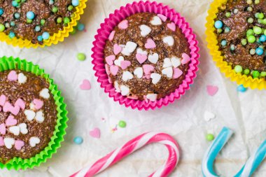 Muffins renkli kalpler tatlı kek seviyorum