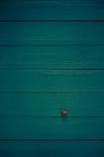 Много красочных маленьких сердец деревянный фон — стоковое фото