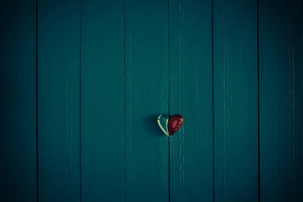 Viele bunte kleine Herzen aus Holz Hintergrund — Stockfoto