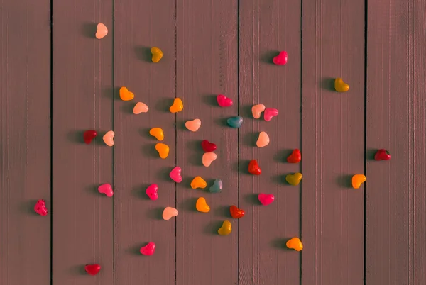 Viele bunte kleine Herzen aus Holz Hintergrund — Stockfoto