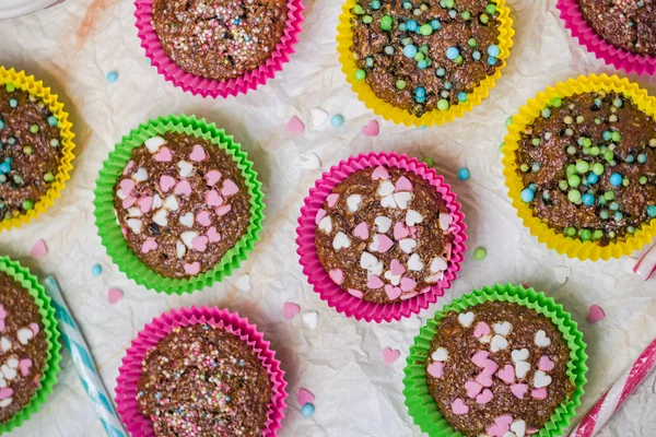 Muffins corazones coloridos dulces pasteles amor — Foto de Stock