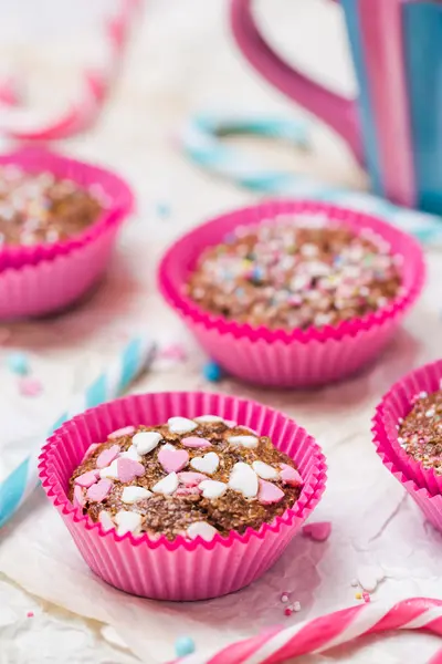 Muffins Feliz Día de San Valentín Coloridos pasteles dulces corazones —  Fotos de Stock