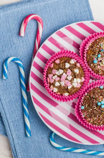 Muffins glücklich Valentinstag bunte Kuchen süße Herzen — Stockfoto