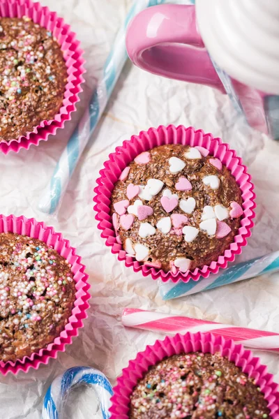 Muffiny Happy Valentine den barevné koláče sladké srdce — Stock fotografie