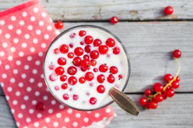 Ayran meyve kırmızı Frenk üzümü tablo Bahçe