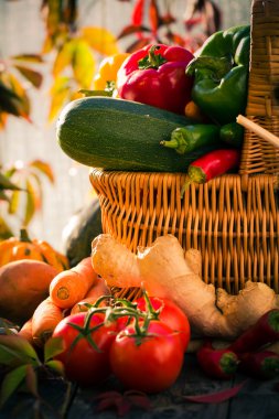 Renkli sebze sepeti ahşap masa