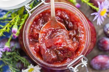 Ev yapımı lezzetli Erik reçeli korur