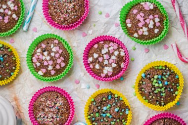 Muffins renkli kalpler tatlı kek seviyorum