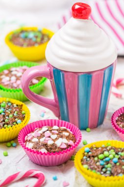 Muffins renkli kalpler tatlı kek seviyorum