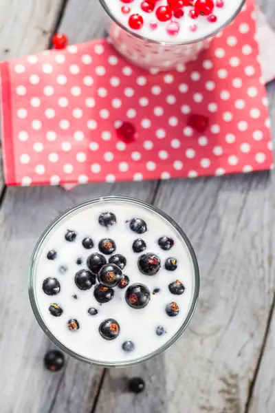 Cocktail frutas vermelhas jardim de mesa de groselha preta — Fotografia de Stock